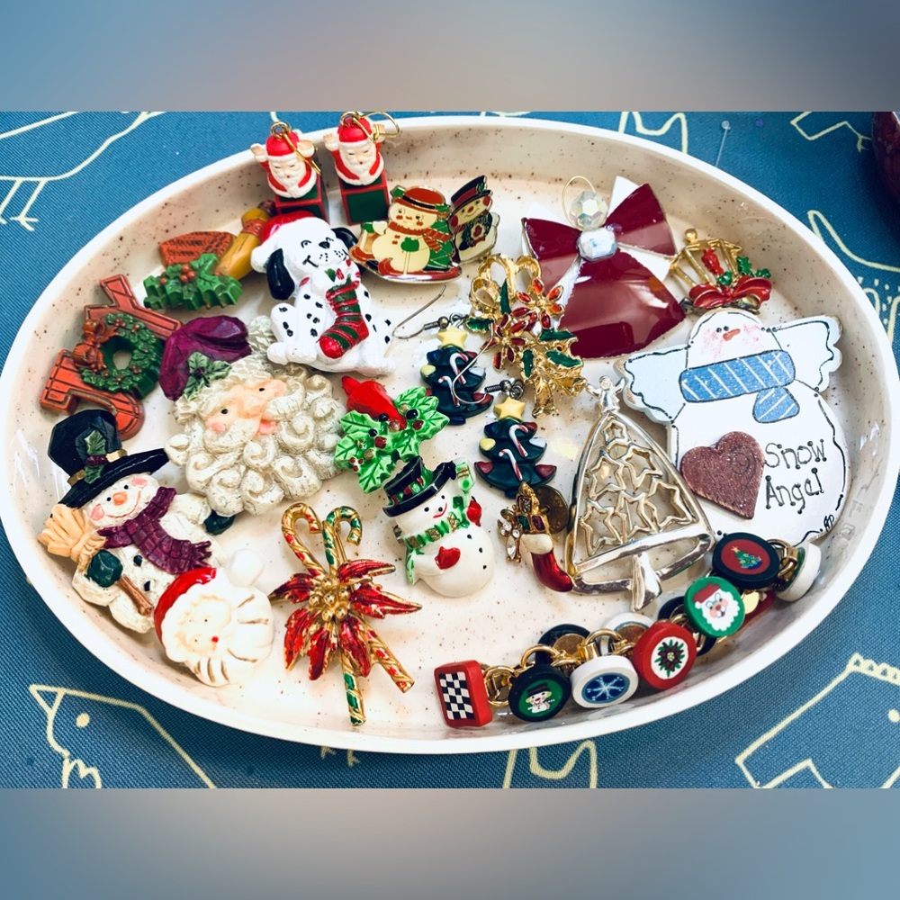 Christmas jewelry lot
